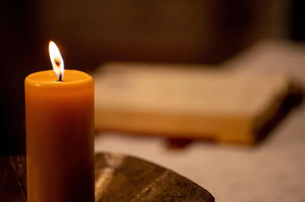 Quelle: pixabay.de / Pronschee, https://pixabay.com/de/photos/kerze-flamme-kerzenlicht-licht-6097629/, Freie kommerzielle Nutzung Kein Bildnachweis nötig Kerze brennt