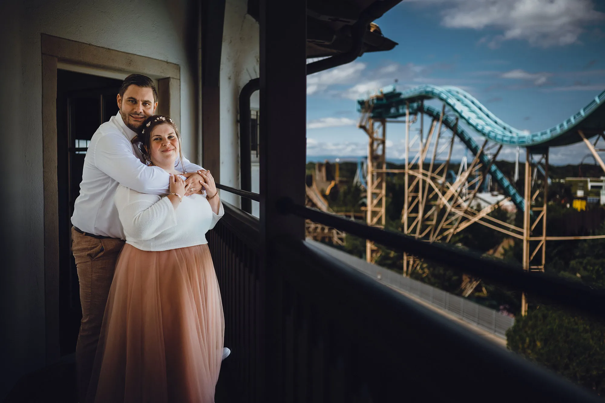 Brautpaar steht neben einer Achterbahn im Europa-Park