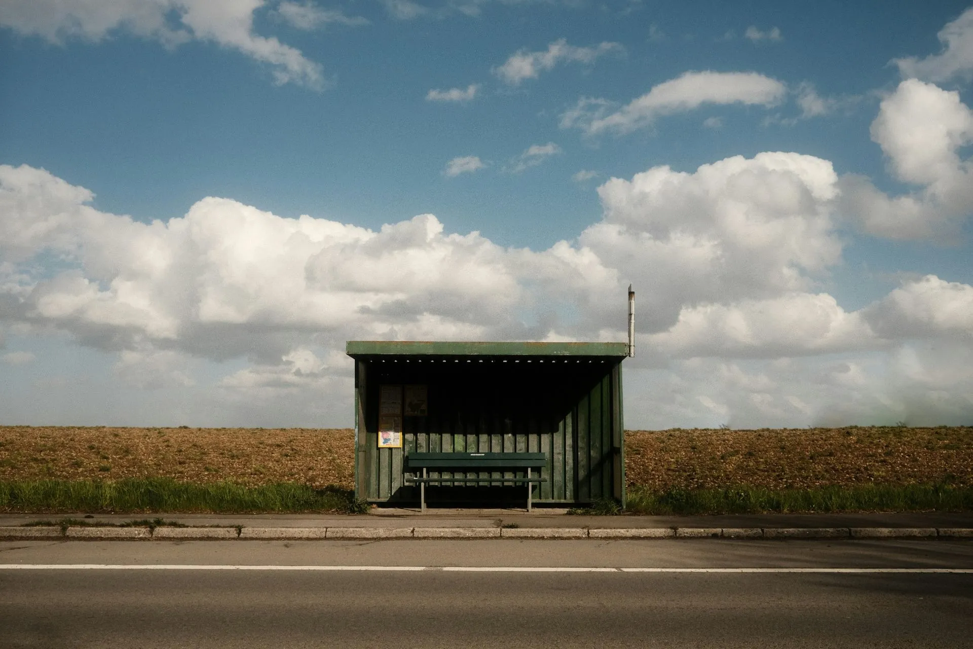 Haltestelle an einsamer Straße