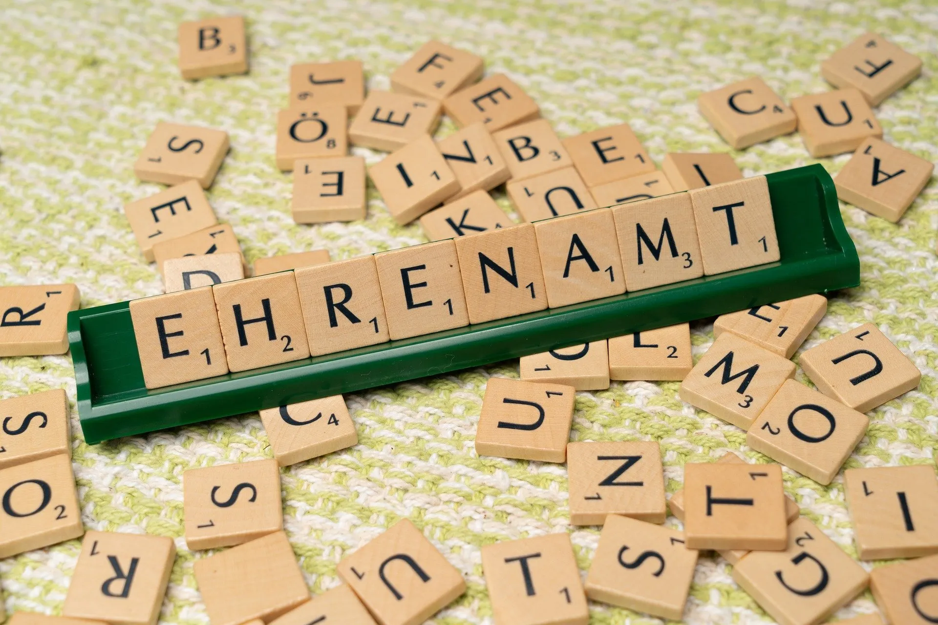 Quelle: pixabay.com / viarami Mit Scrabble-Buchstaben ist das Wort Ehrenamt gelegt.