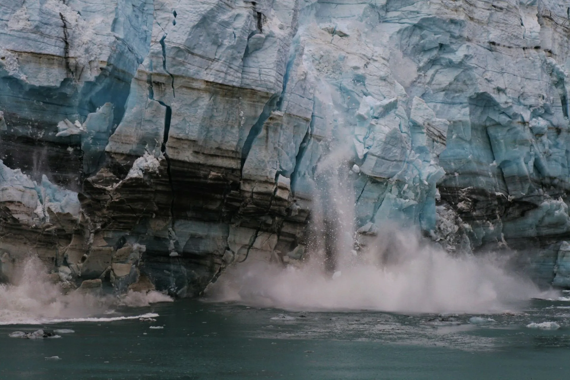 Eisblock, der ins Wasser abbricht