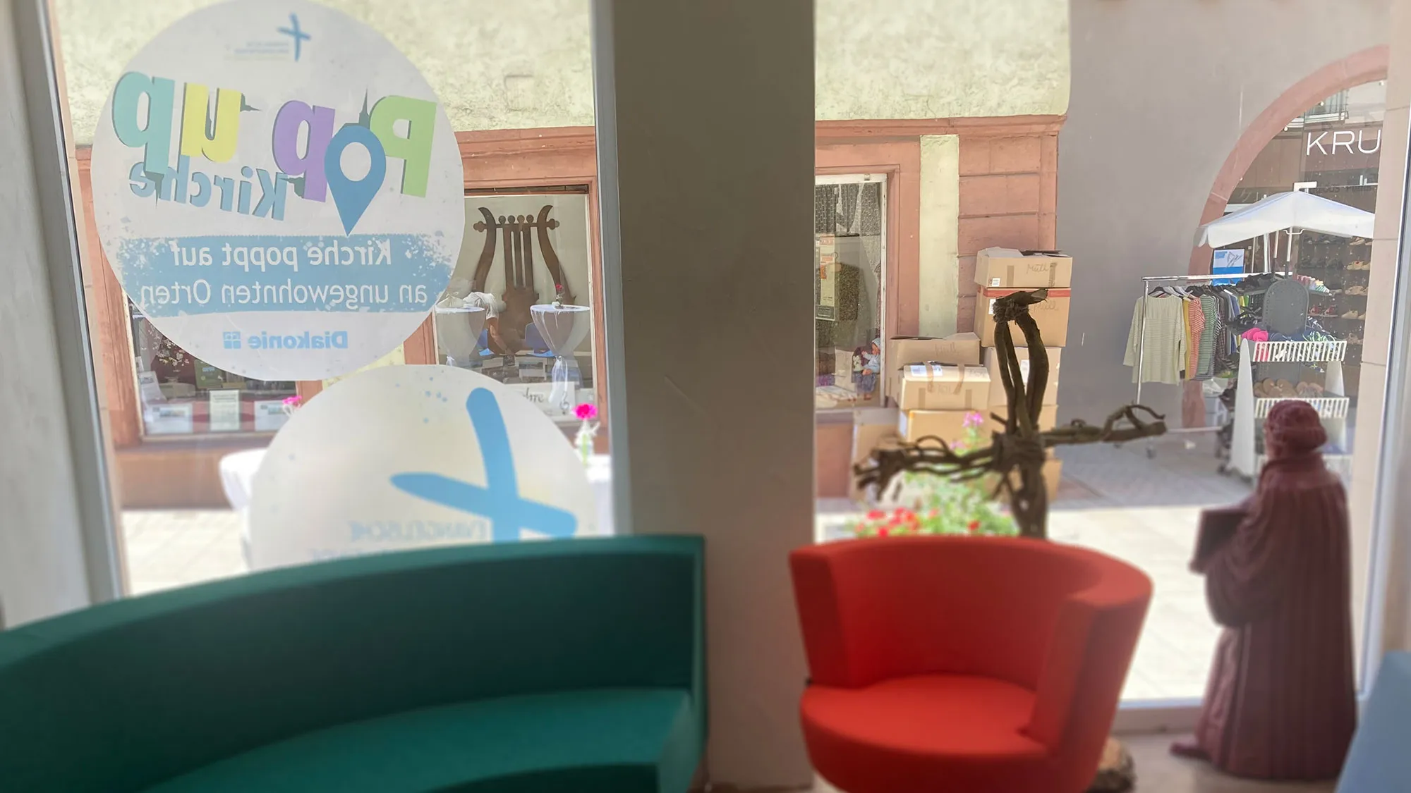 Quelle: Heike Kuhn Blick durchs Schaufenster der Pop-Up-Kirche in die Fußgängerzone