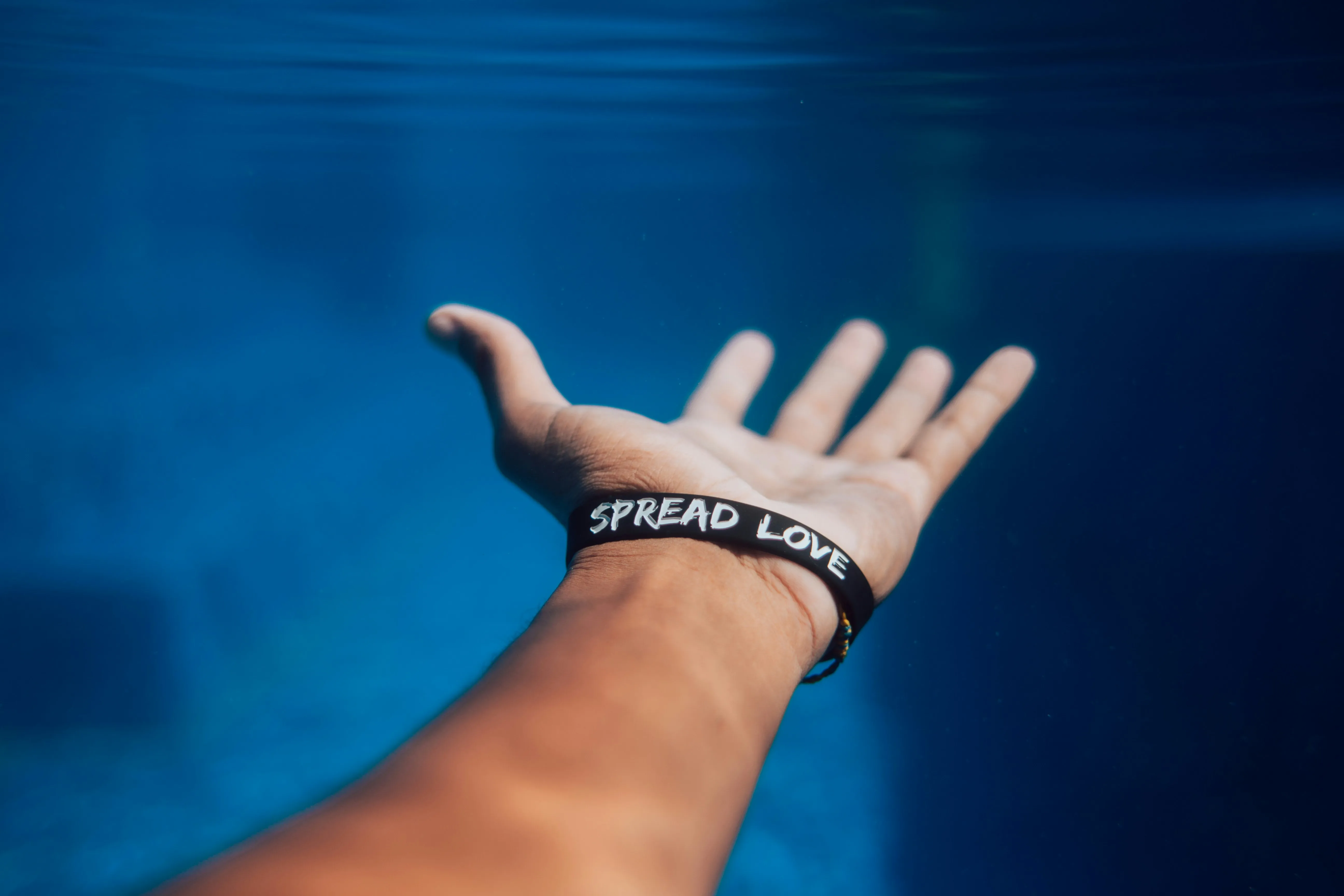 Hand mit Armband Spread love
