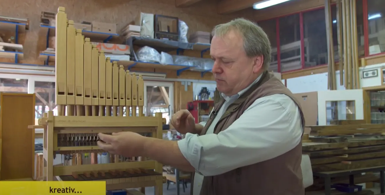 Orgelbaumeister Wolfgang Brommer mit dem Alegro Bausatz