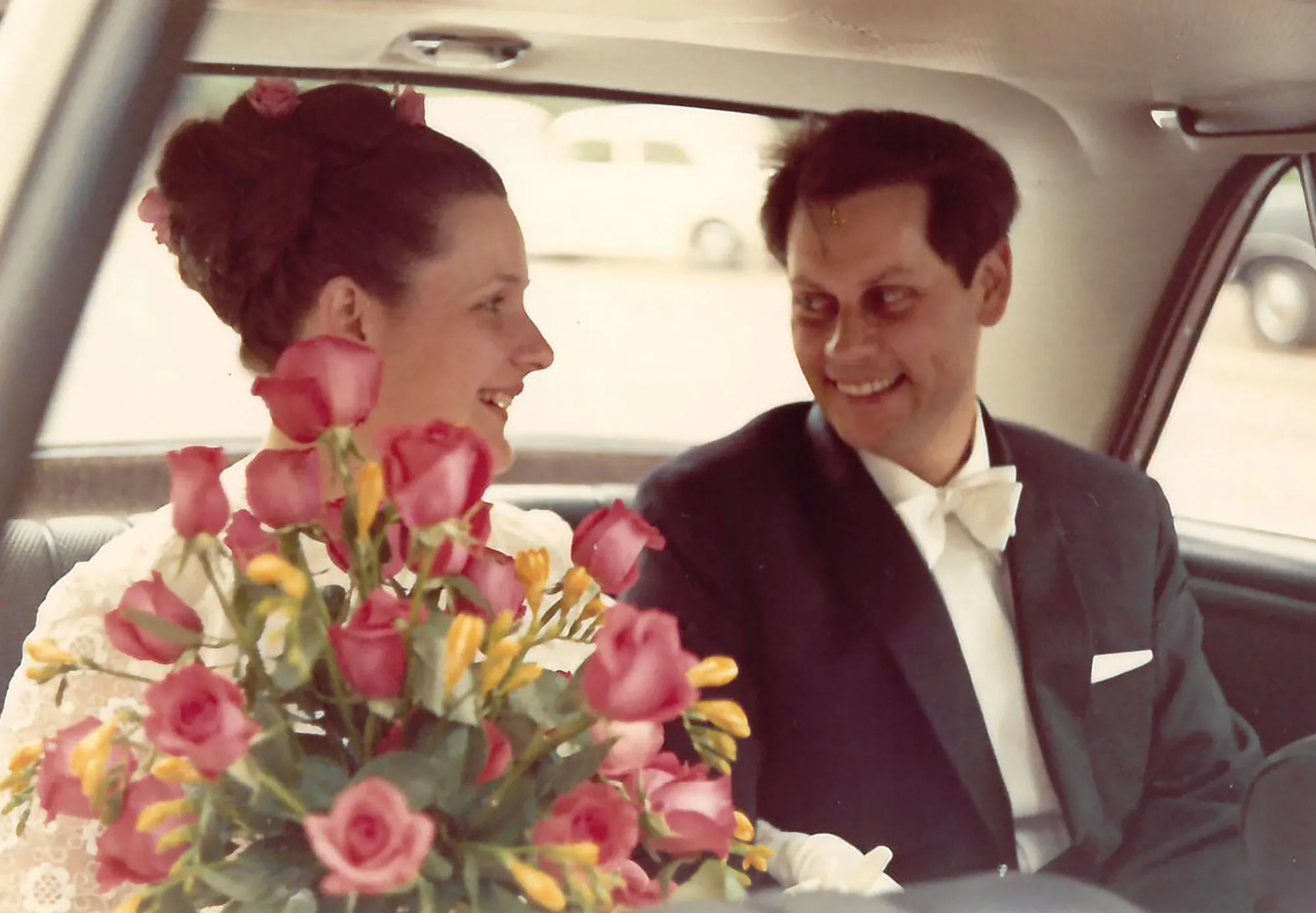 Quelle: privat Foto aus dem Jahr 1970: frisch vermähltes Ehepaar lächelt sich an