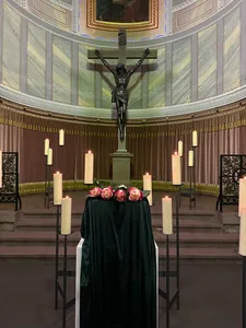 Trauerhalle; vier Urnen mit Rosen bedeckt