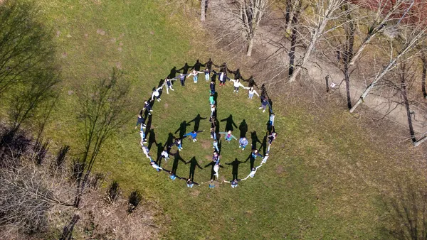 Konfi-Gruppe bildet Peace-Zeichen, von oben fotografiert