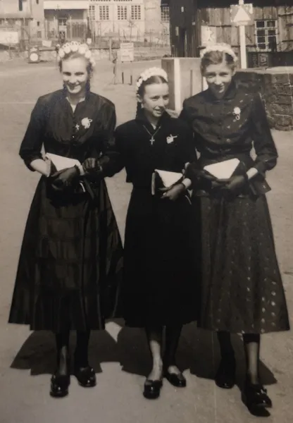 3 Konfirmandinnen 1954