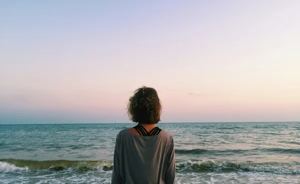 Quelle: Anna Synytsyna/Unsplash Frau, von hinten zu sehen, blickt auf Meer