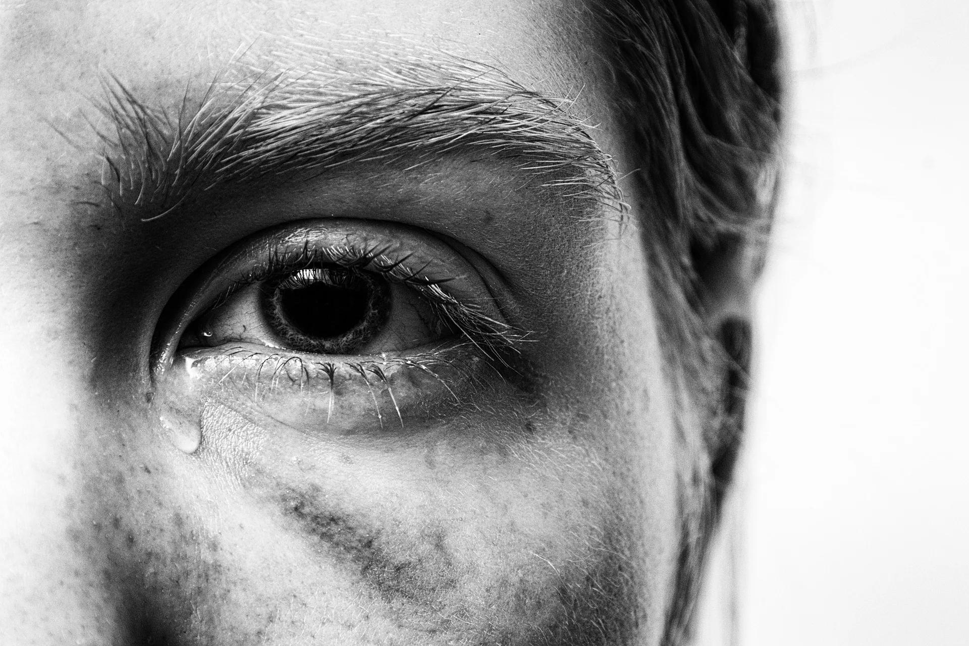 Quelle: pixabay.com / Anemone123 Blick auf eine Träne im Gesicht einer Person