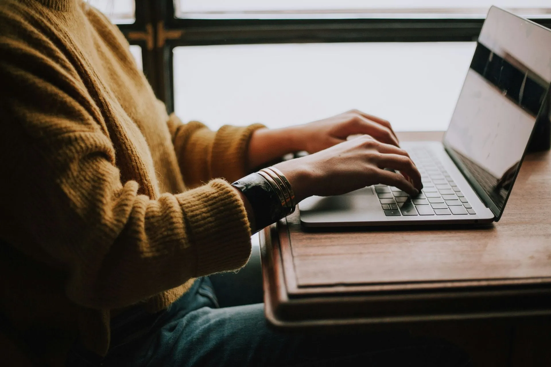 Person arbeitet an einem Laptop