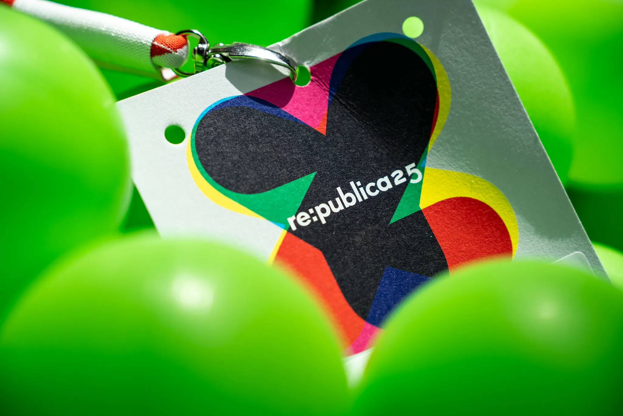 Im Bällebad auf der re:publica liegt eine Eintrittskarte mit dem diesjährigen Logo