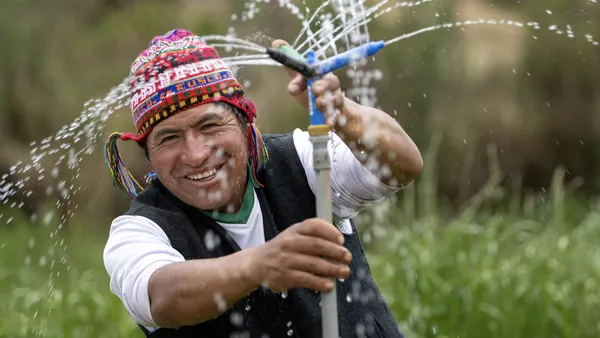 Quelle: Thomas Einberger / Brot für die Welt Ein Mann aus Peru freut sich über eine funktionierende Sprinkleranlage