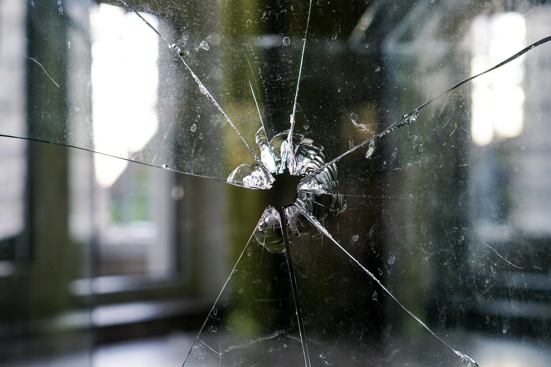 Quelle: pixabay.com / kirahoffmann Blick durch eine kaputte Fensterscheibe