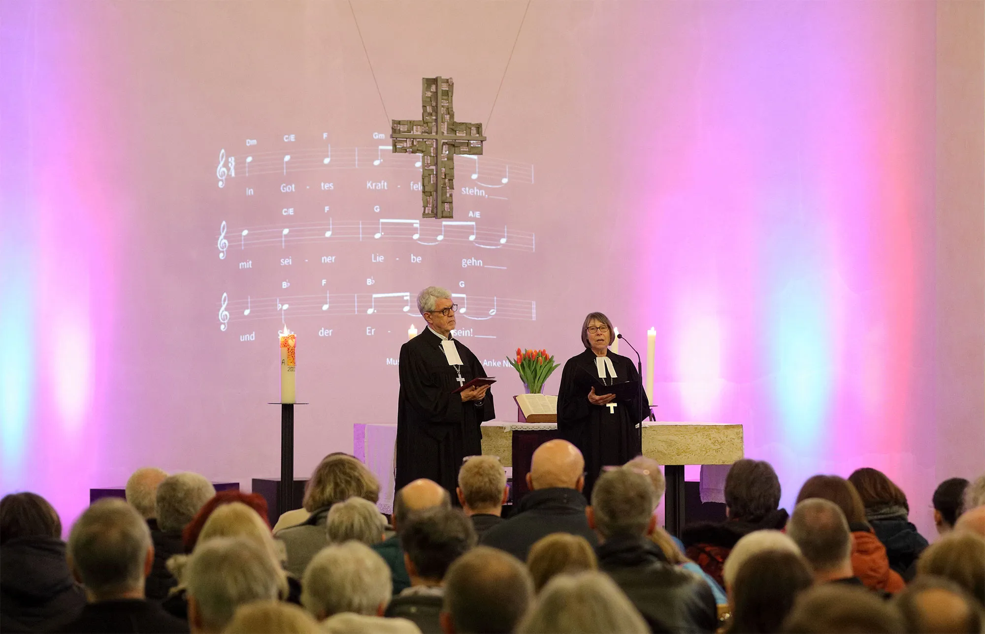 Quelle: EKiBa / Michael Hornung Prälat und Prälatin im Talar beim Zukunftstag