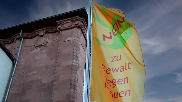 Quelle: Barbara Coors Fahne "Nein zu Gewalt gegen Frauen" vor dem Oberkirchenrat in Karlsruhe