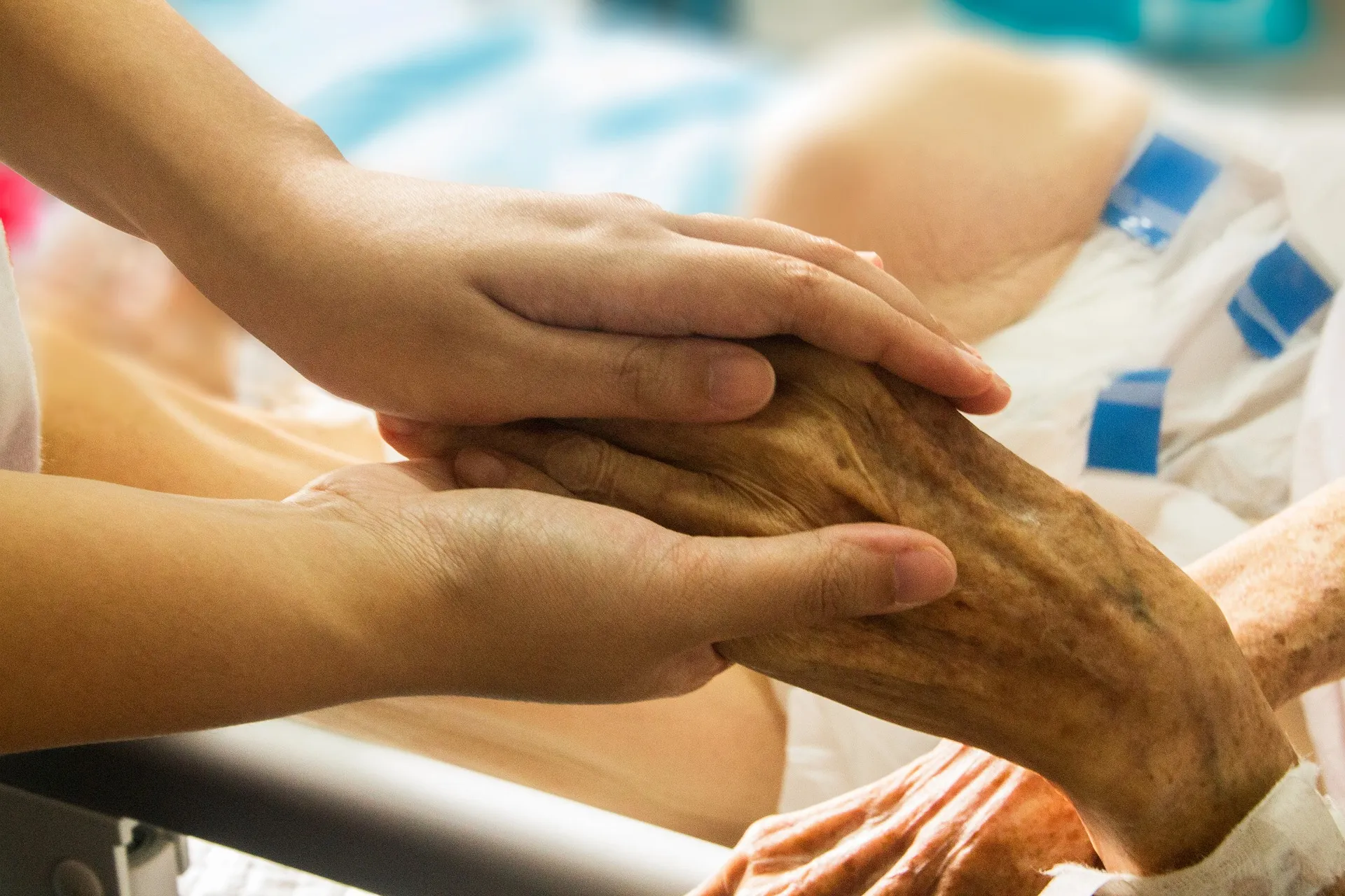 junge Hände halten alte Hand