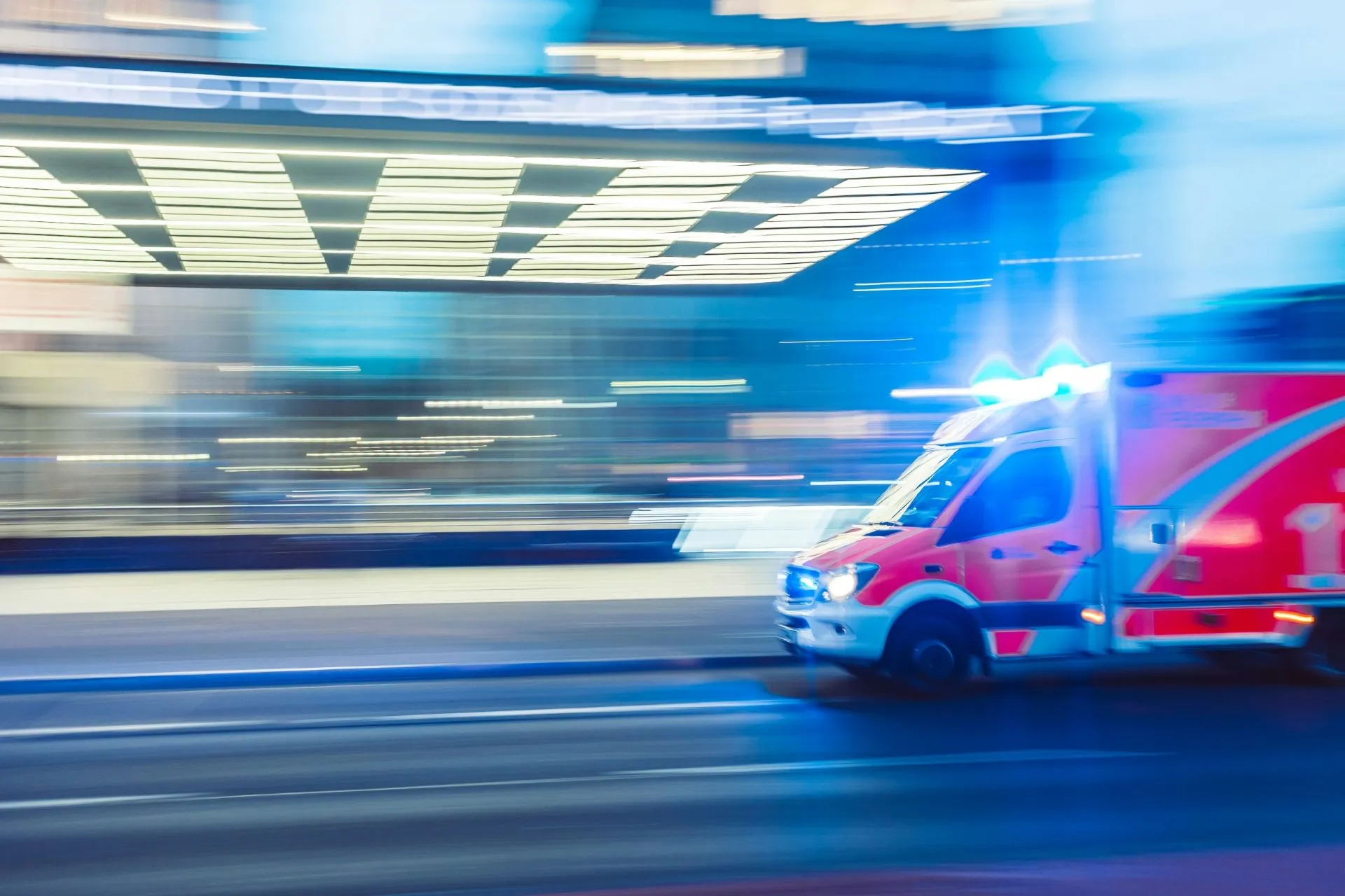 Momentaufnahme Krankenwagen in schneller Fahrt