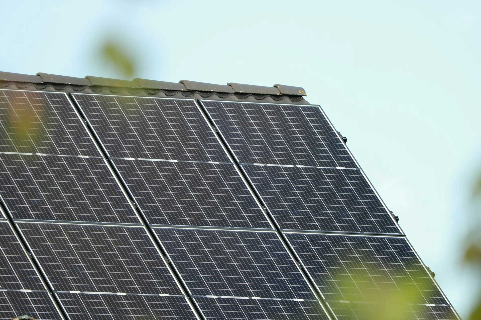Dach mit Photovoltaik-Anlage