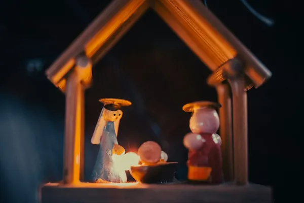 Quelle: Doncoombez/Unsplash Foto einer kleinen Holzkrippe mit Maria, Josef und Kind