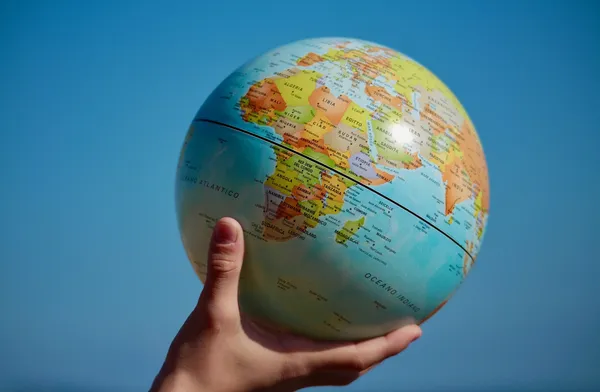 Quelle: Luisella Planeta/Pixabay Kinderhand hält Globus