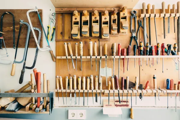 Quelle: Barn Images/unsplash verschiedene Werkzeuge in Werkzeugregal an der Wand