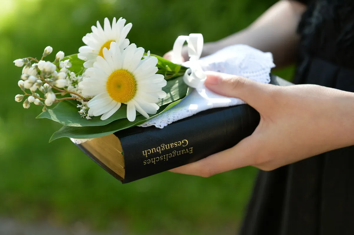 Quelle: Immanuel Malcharzyk/Fundus Konfirmandin mit neuem Gesangbuch