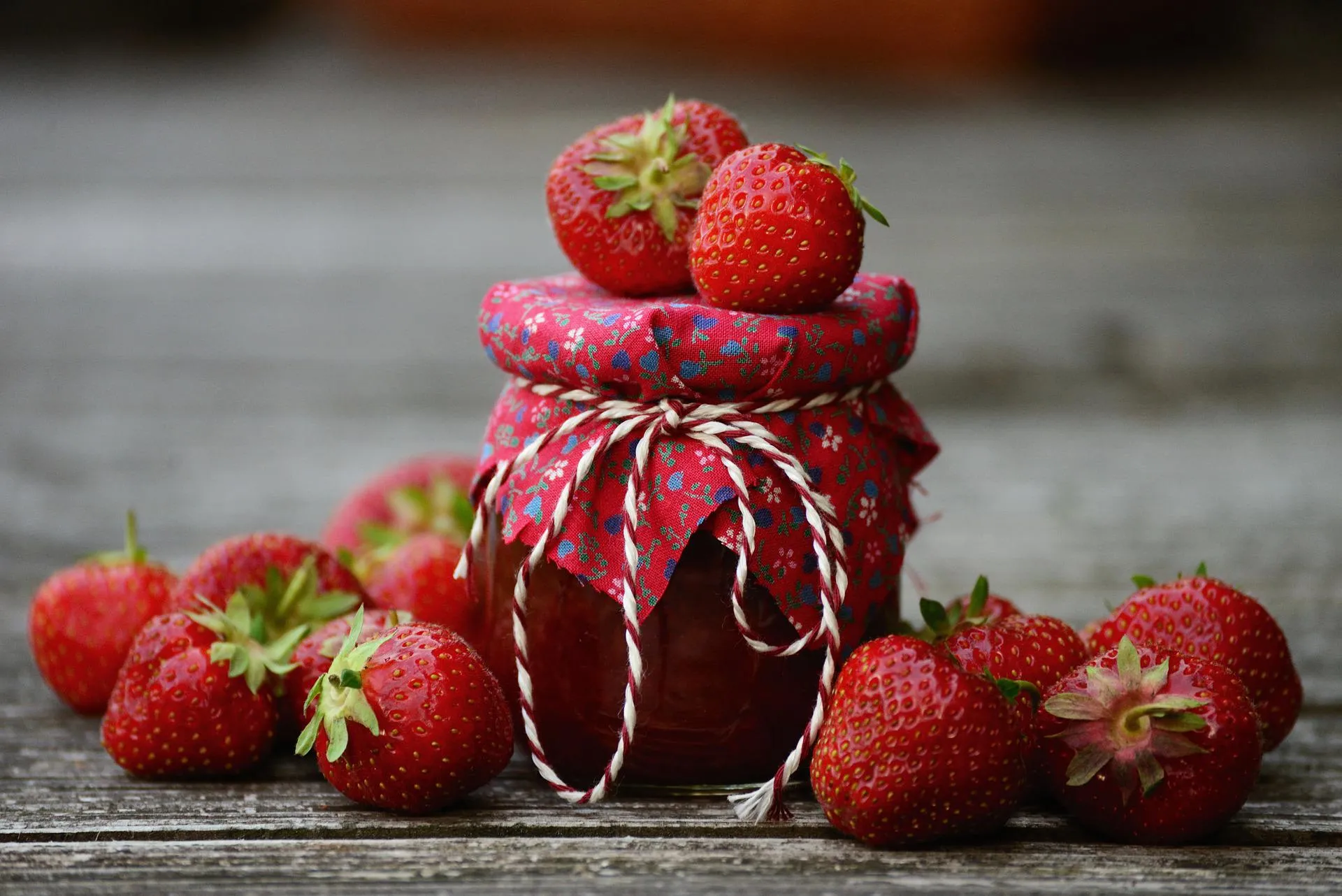 Quelle: congerdesign/Pixabay Glas mit Erdbeermarmelade und weiteren Erdbeeren