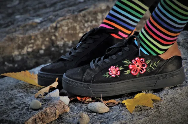 Quelle: Pasja1000/Pixabay Schwarze Schuhe mit Blumen und Ringelsocken