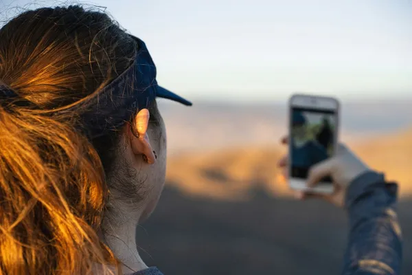 Quelle: Pamela Buensrosto/Unsplash Eine Frau macht ein Selfie