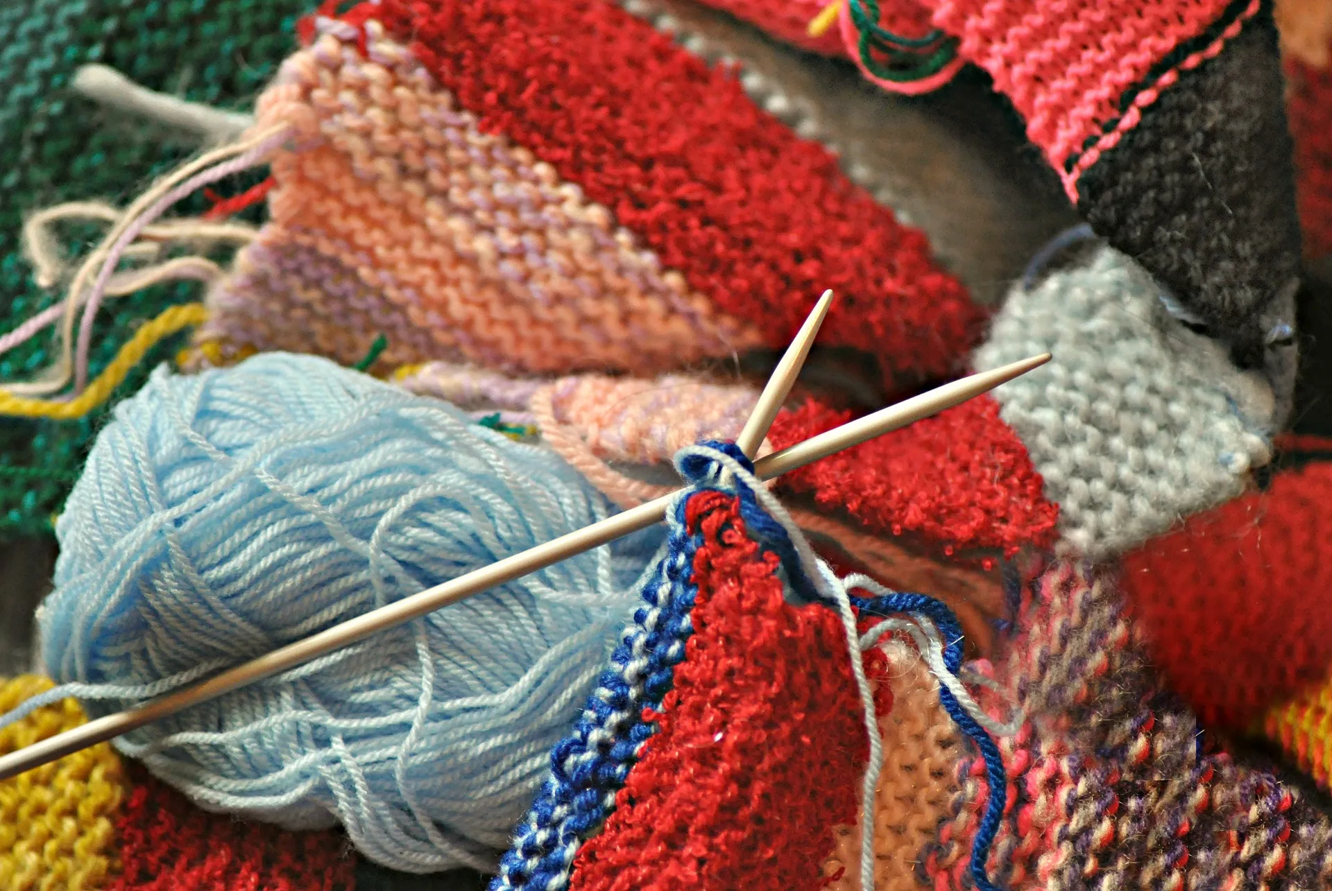bunte Wolle mit Stricknadeln