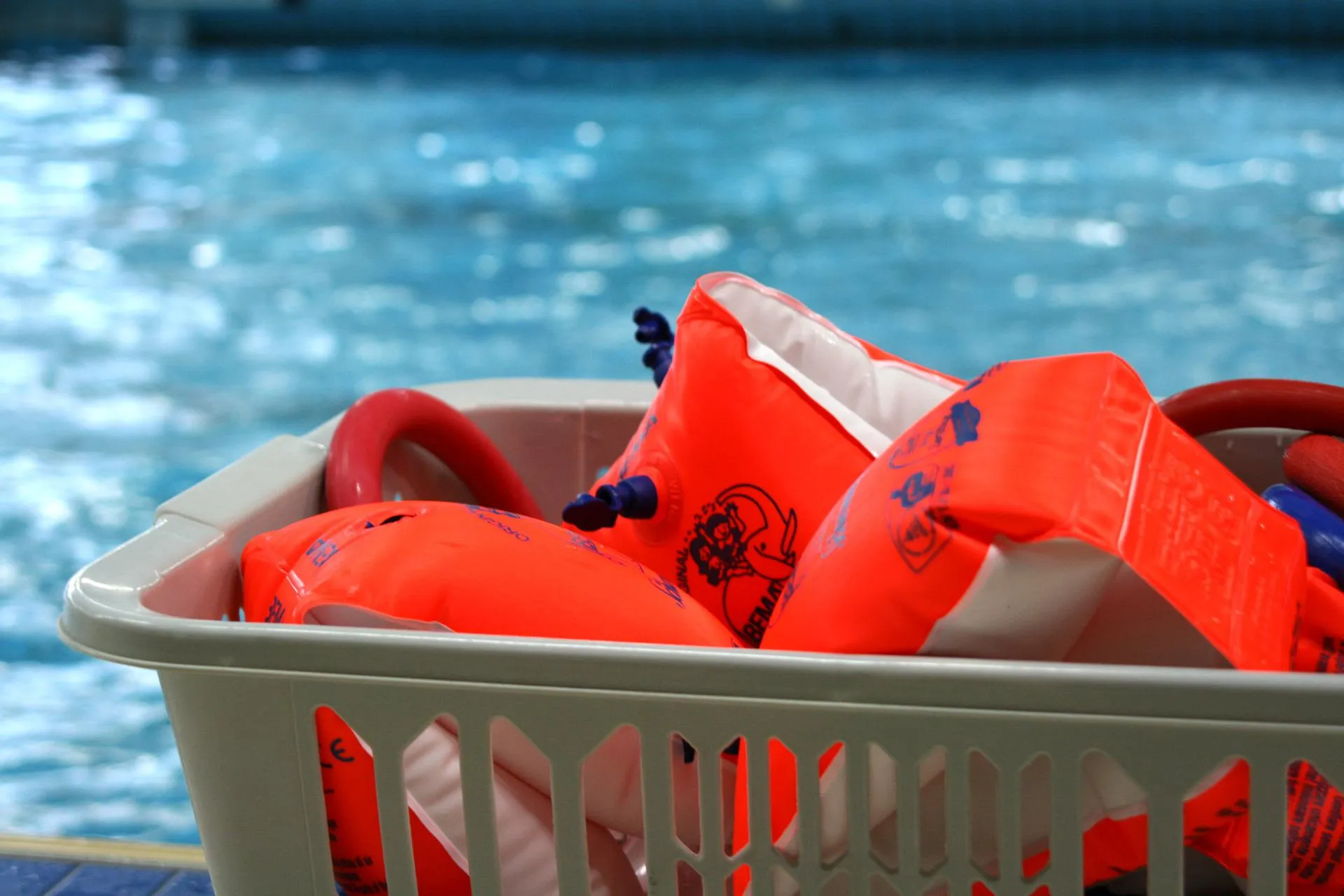 Quelle: Henning Westerkamp/Pixabay Korb mir orange-farbenen Schwimmflügeln