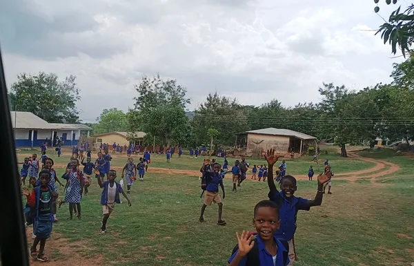 Quelle: Wibke Klomp/Privat Begrüßung durch Schülerinnen und Schüler in Anum/Ghana