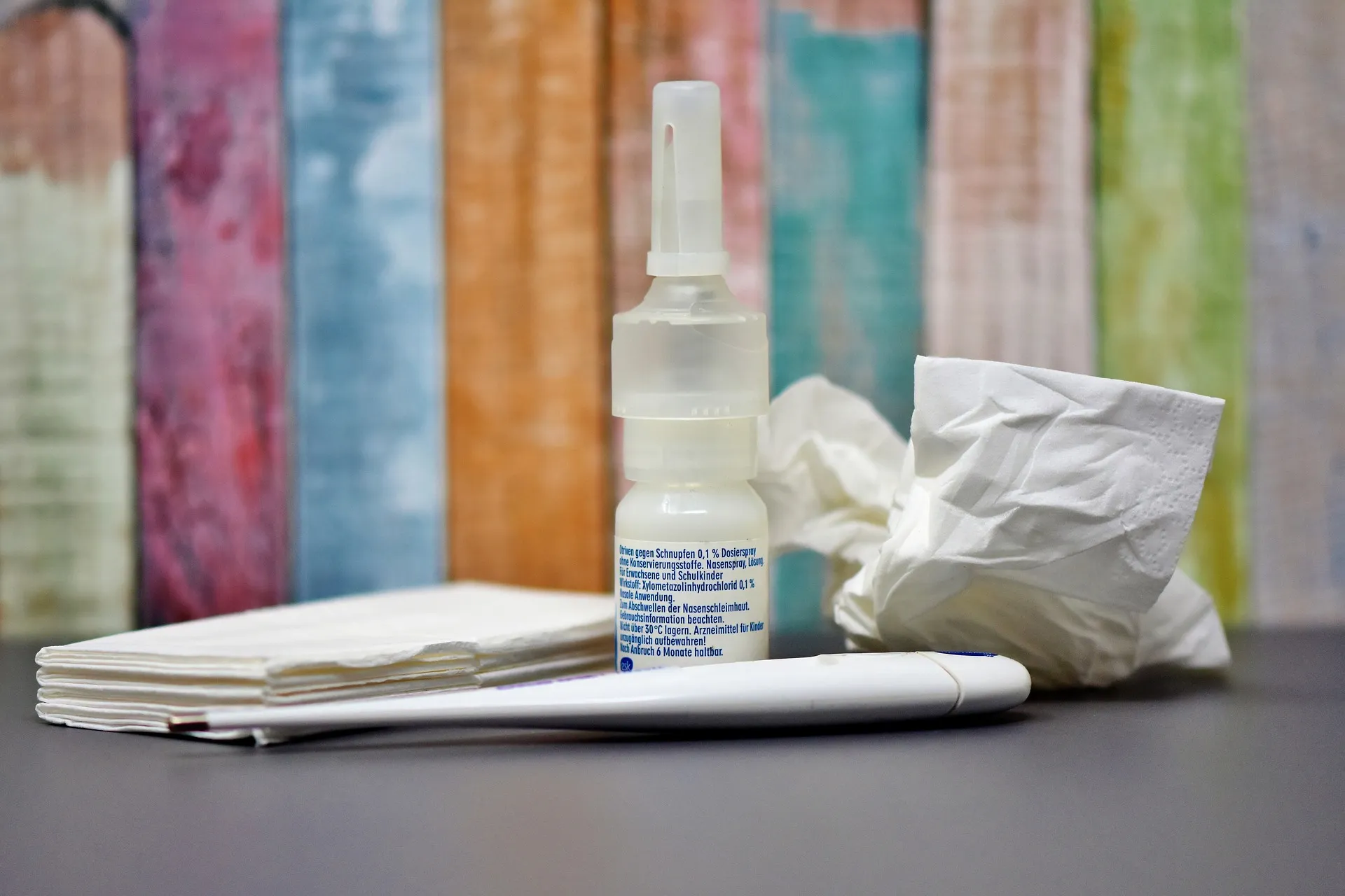 Papiertaschentücher, Fieberthermometer, Nasenspray