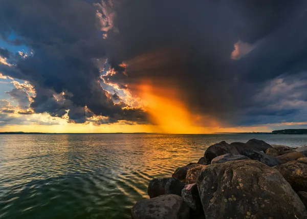 Quelle: Dave Hoefler/Unsplash Blick aufs Meer, dunkle Wolken am Himmel