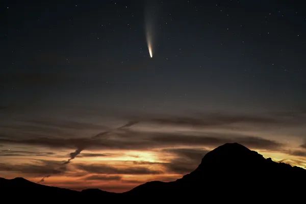 Quelle: Frank Zinsli/Unsplash Silhouette eines Berges mit Komet