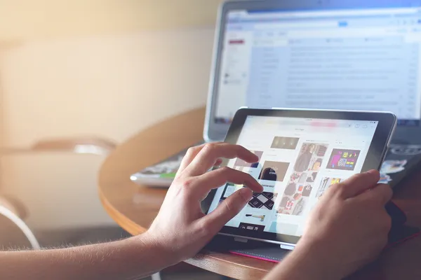 Quelle: fancycrave1/Pixabay Hände bedienen Tablet