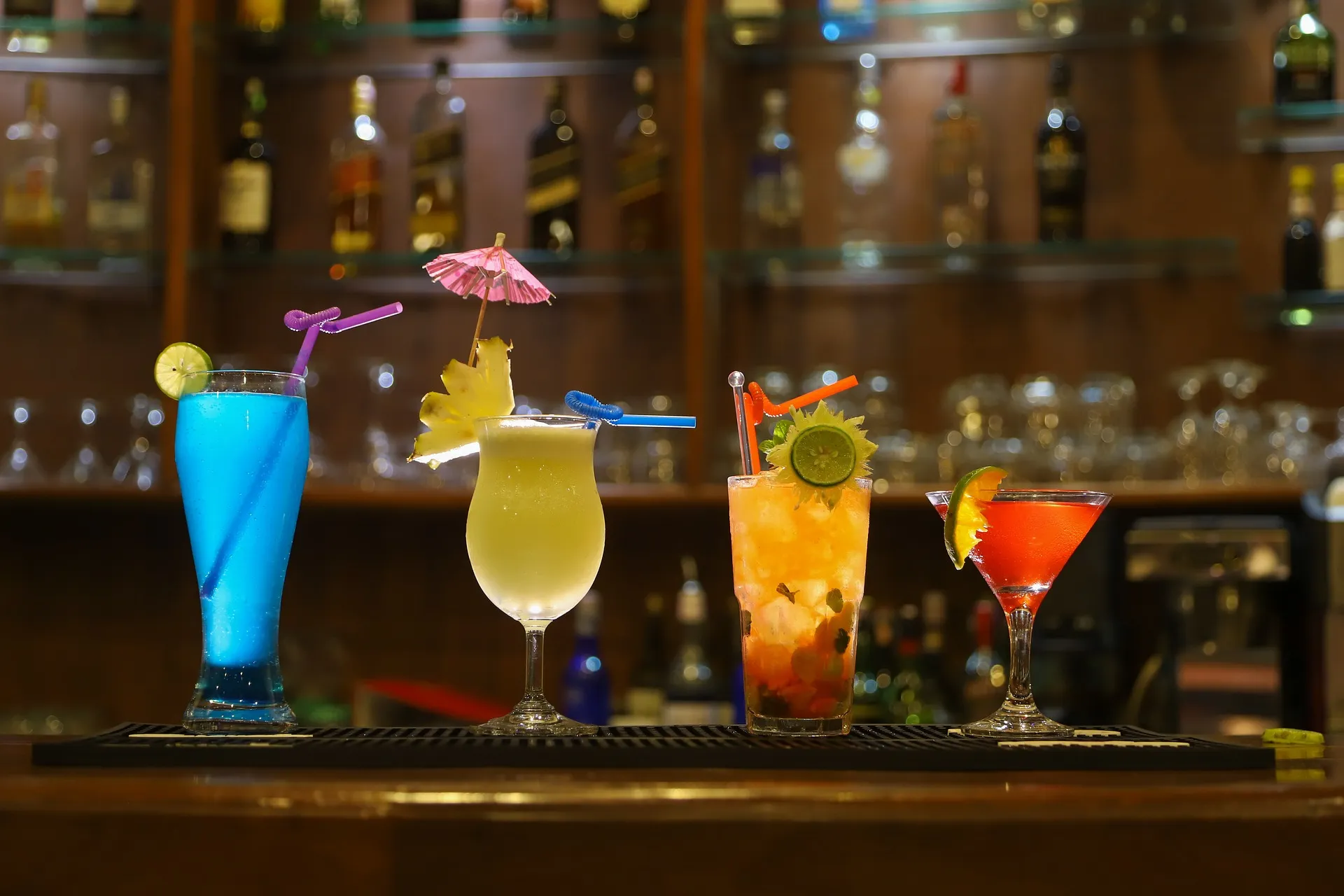 Auswahl an Drinks in einer Bar