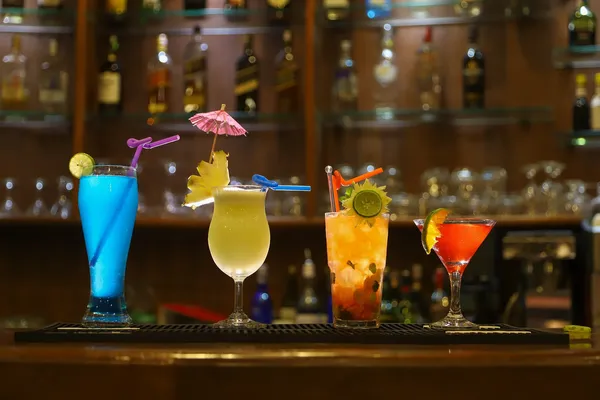 Quelle: Bishwas Bajracharya/Pixabay Auswahl an Drinks in einer Bar