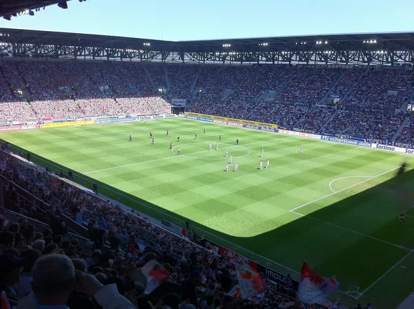 Quelle: angelaverdi/Pixabay Blick auf Feld im Fußballstadion