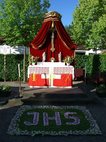 Quelle: erge/Pixabay Altar im Freien mit Blumenteppich