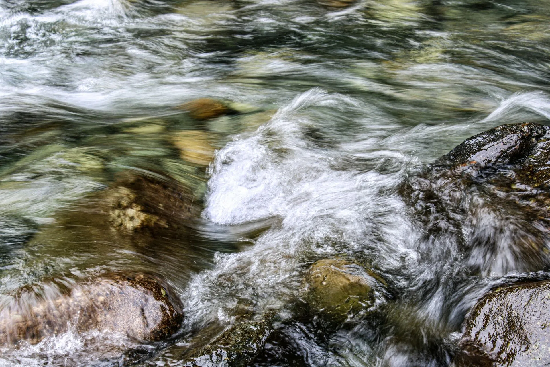 Nahaufnahme eines Flusses mit Felsen und Wasser