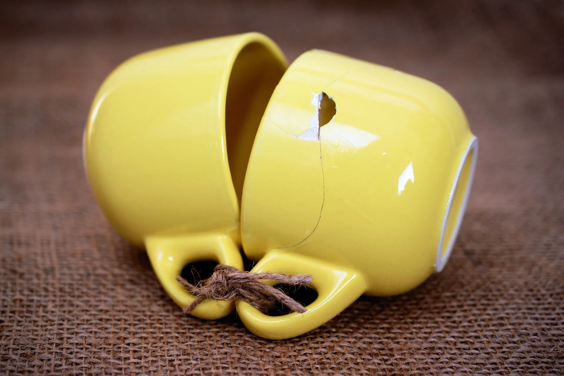 Quelle: congerdesign/pixabay gelbe Tassen mit Schnur verbunden