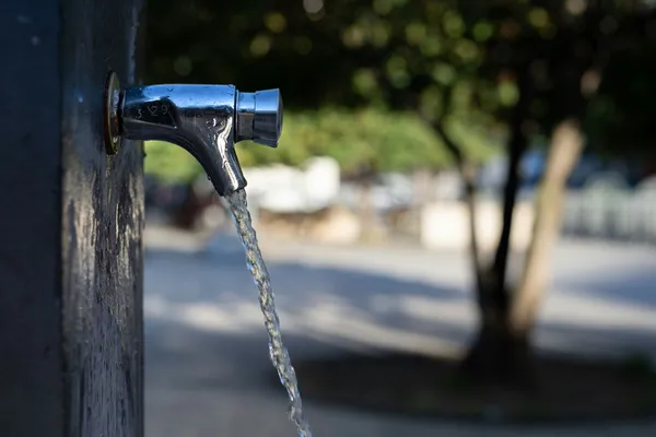 Quelle: Nicolas Comte/Unsplash Nahaufnahme öffentlicher Wasserhahn aus Edelstahl