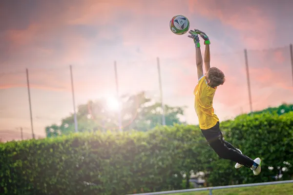 Quelle: Phillip Kofler/Pixabay Junge fängt Ball