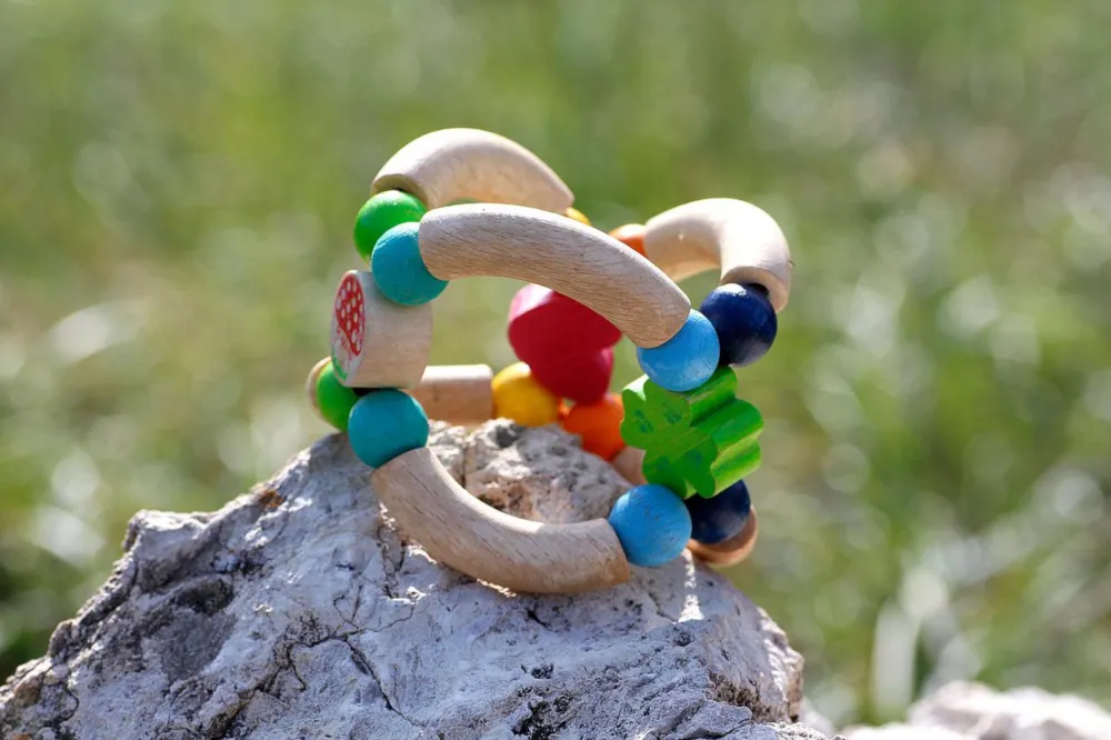 Quelle: Pixabay/Jasmin777 Babyrassel aus Holz