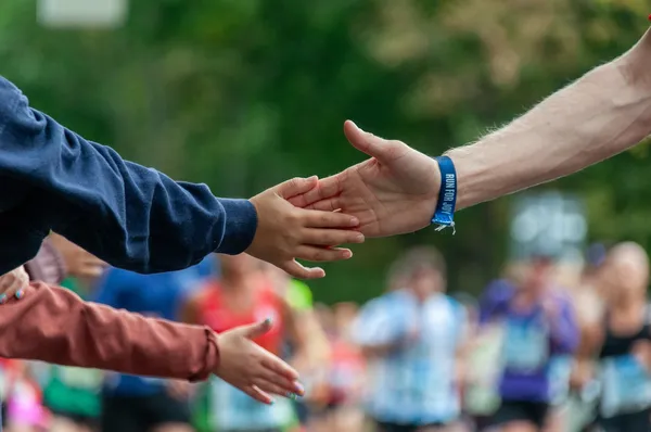 Quelle: alba1970/Pixabay Zuschauer unterstützen Läufer beim Marathon