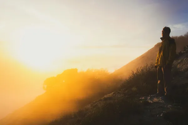 Quelle: James Kovin/Unsplash Mann blickt bei Sonnenuntergang auf Horizont