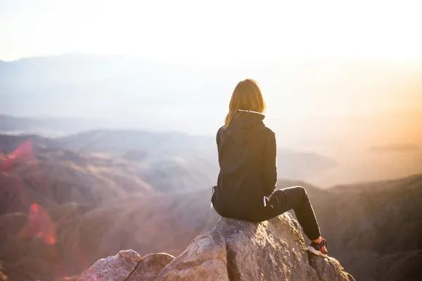 Quelle: Denys Nevozhai/Unsplash Frau blickt von Berg in die Ferne