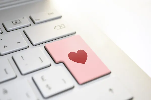 Computertastatur hat eine Herztaste